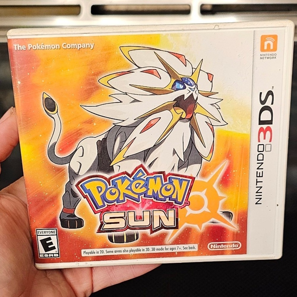 Pokemon Sun Nintendo 3DS Game Case and Manual LNA-CTR-BNDE-USA Solgaleo